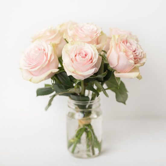 сортовые розы в местной флористической студии в Кемерово