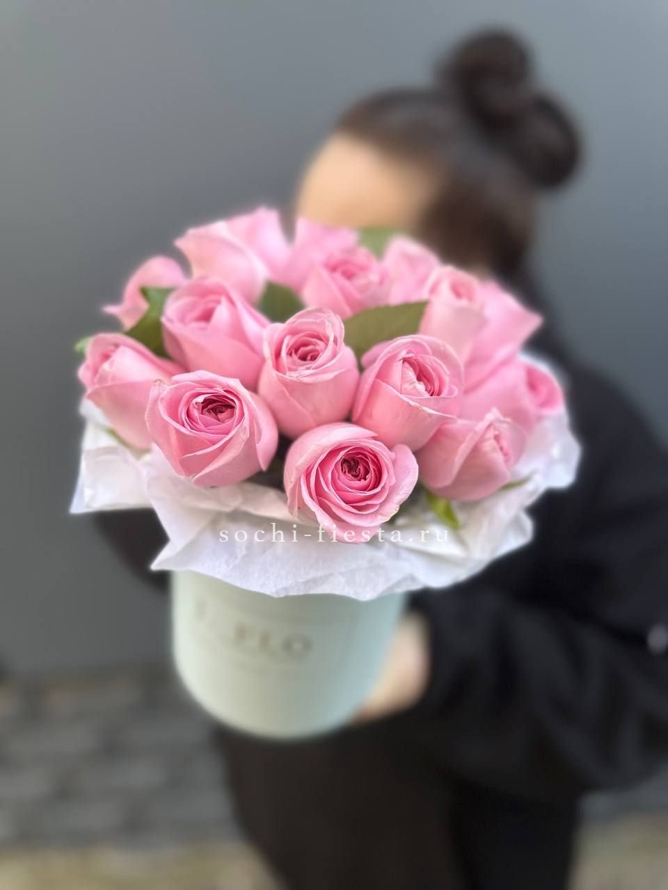 зимняя композиция с амариллисом и еловыми ветвями в Кемерово