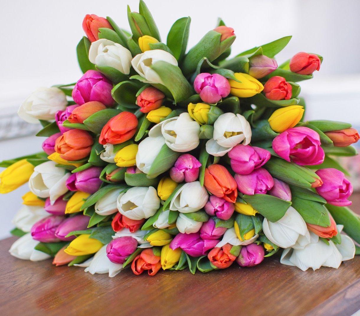 классическая корзина с лилиями и розами для юбилея в Кемерово