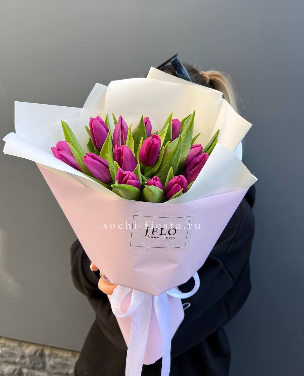 видовой каталог с розами и хризантемами в студии флористики в Кемерово