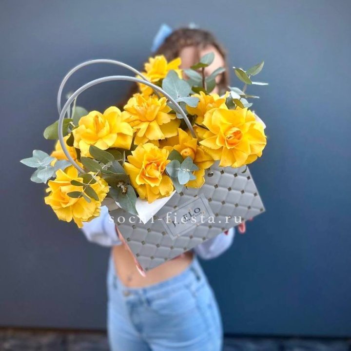 Сумочка с розами "Эдель" в Кемерово