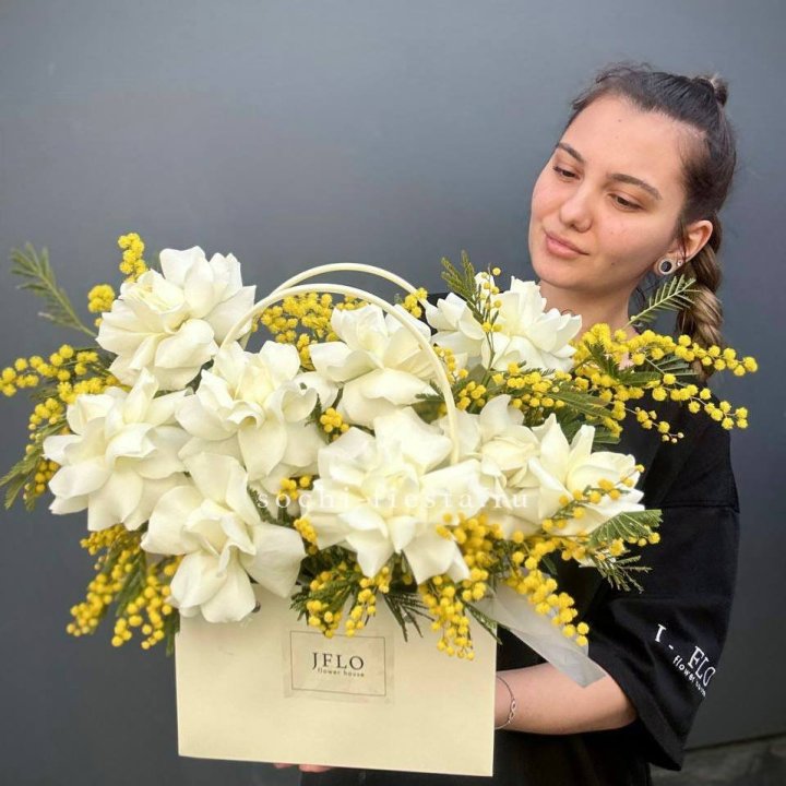 Французские Розы и мимоза  в сумочке  в Кемерово