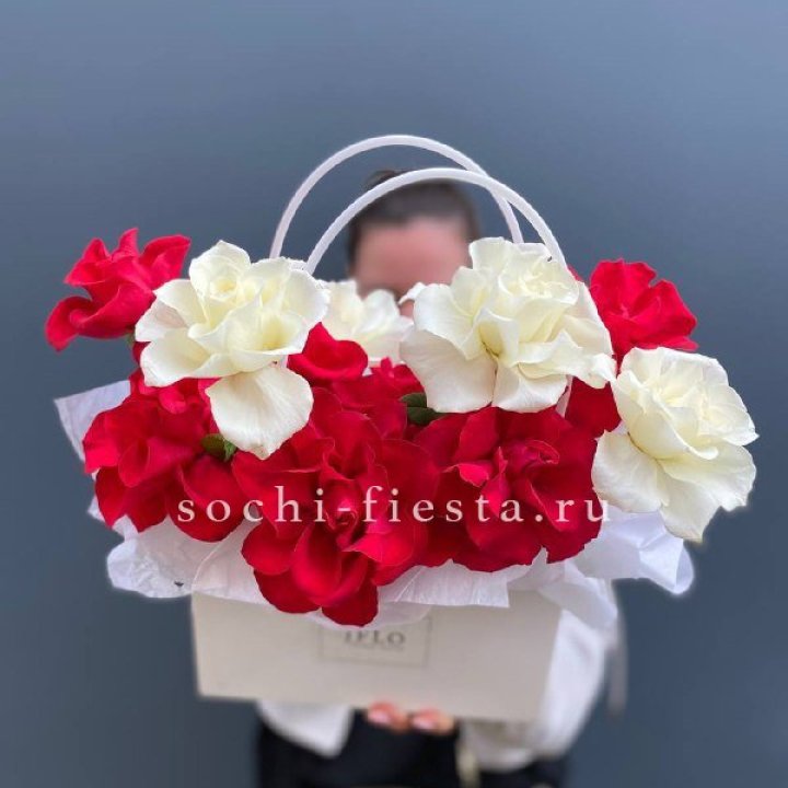 Сумочка  красных и белых роз в Кемерово