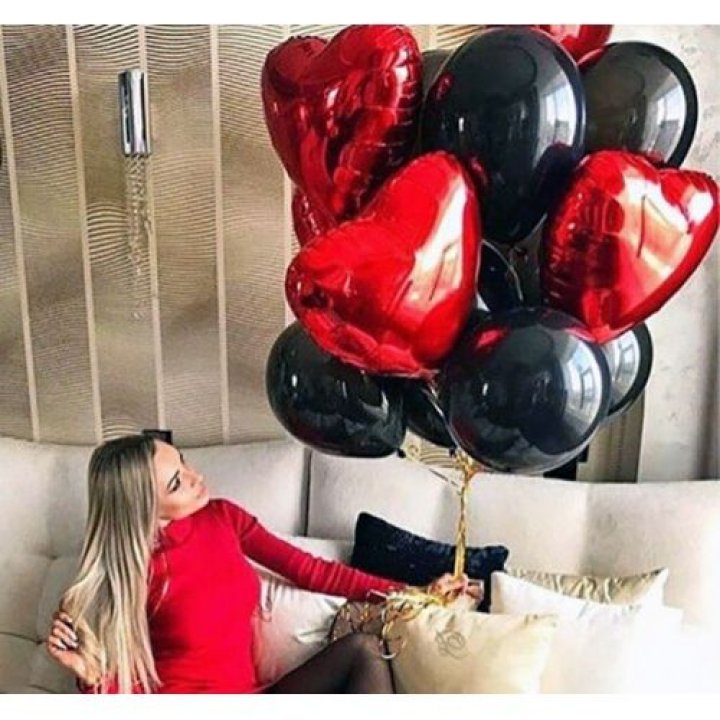 Фонтан из красных сердец с чёрными шарами  в Кемерово