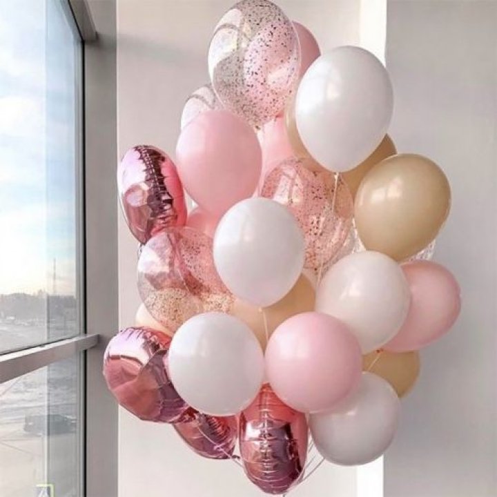 Фонтан шаров розового и белого цветов в Кемерово