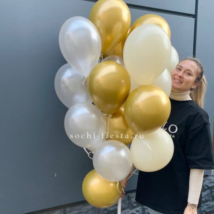 Облако шаров из белого и золотого оттенков в Кемерово