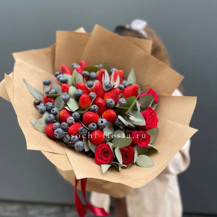Клубника и голубика с цветами в Кемерово