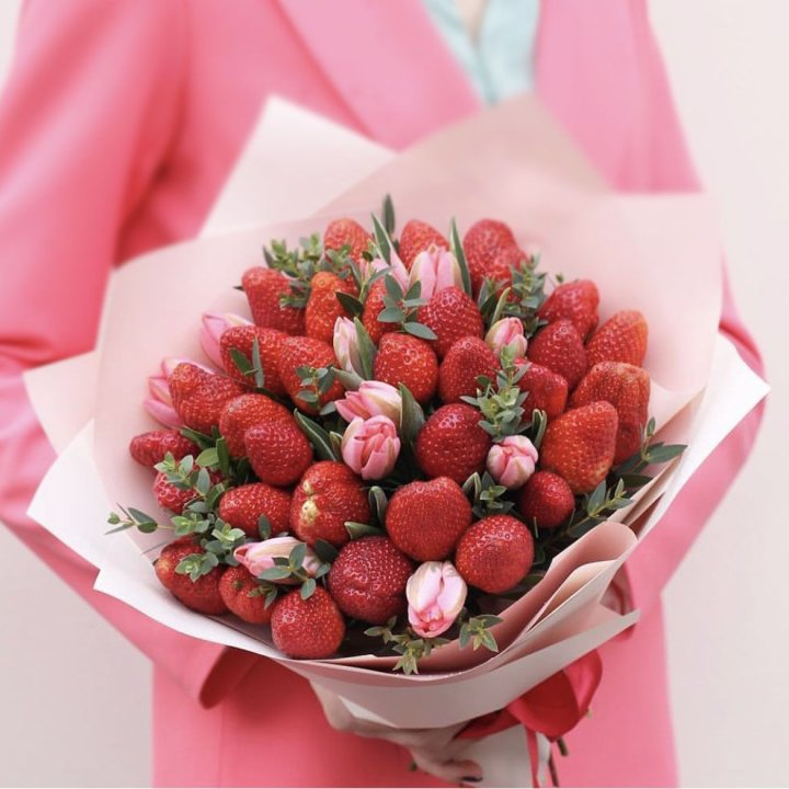 Тюльпаны и клубника в Кемерово