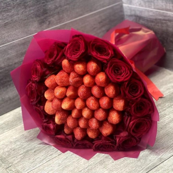 Клубничный букет с розами в Кемерово