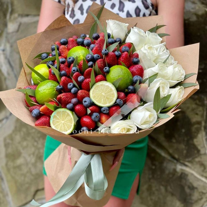 Ягодно-цитрусовый букет с розами в Кемерово