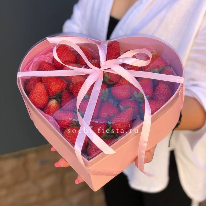 Коробочка сердце  с клубникой в Кемерово