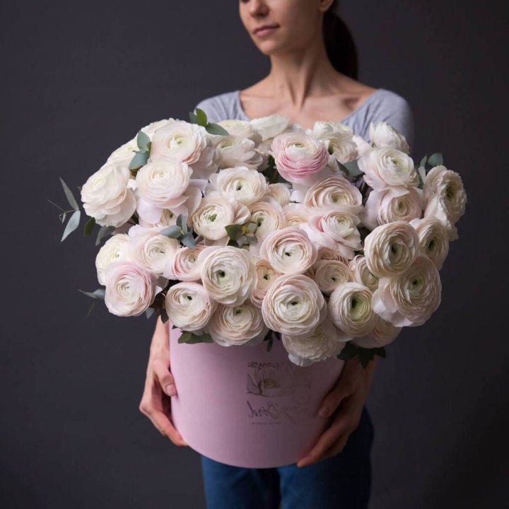 Бокс с ранункулюсами в Кемерово