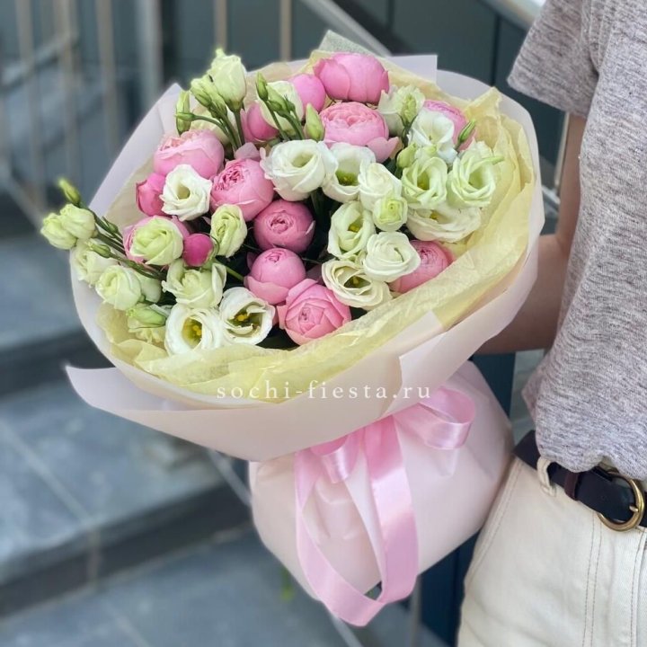 Букет кустовых роз с эустомой в Кемерово