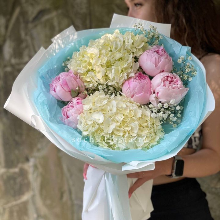 Букет с пионами "Блюсом" в Кемерово