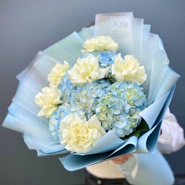  Букет из голубых гортензий и роз  в Кемерово