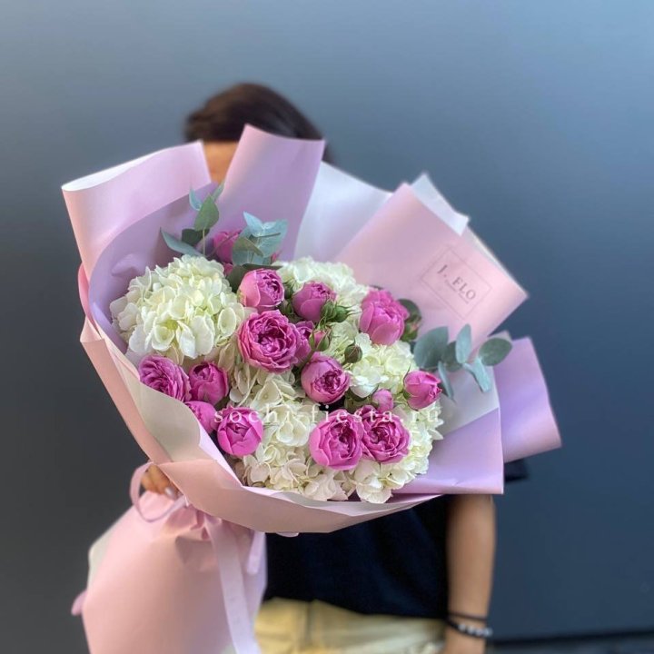 Букет белых гортензий и пионовидных роз  в Кемерово