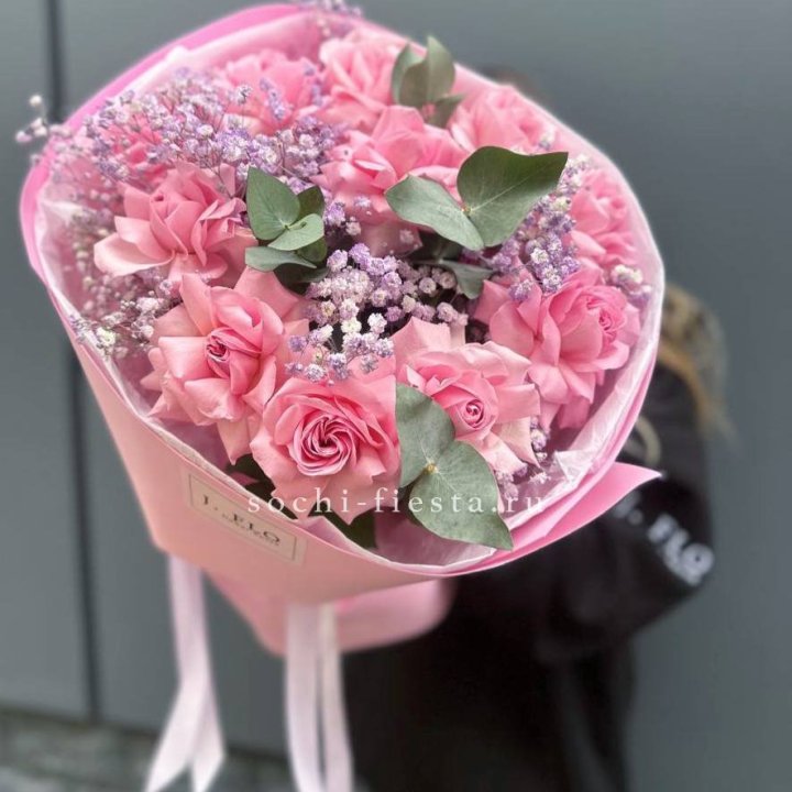 Розовые французские розы с гипсофилой в Кемерово