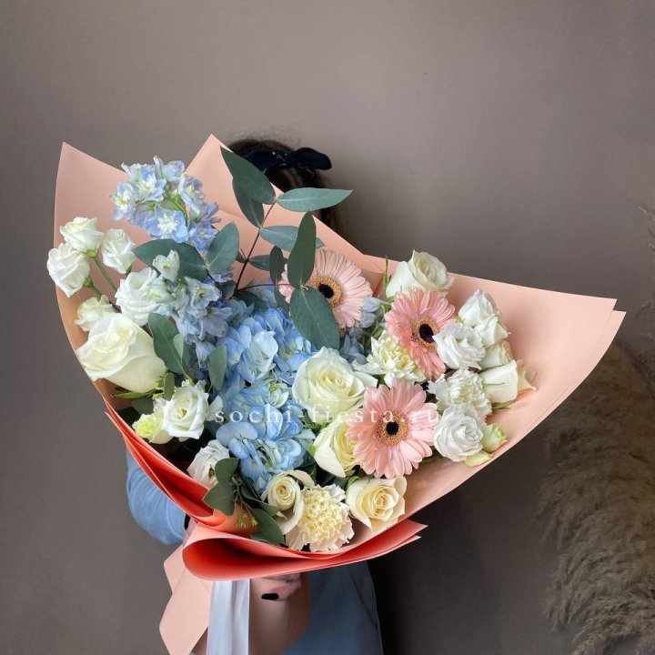  Букет гортензии и роз "Валенсия" в Кемерово