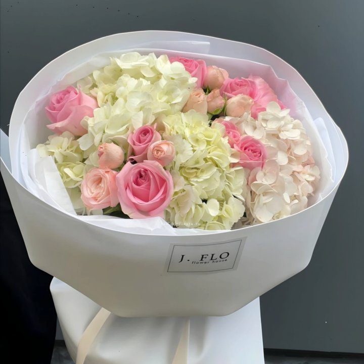  Букет гортензии и роз  "Тиамо" в Кемерово