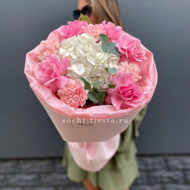  Букет роз и гортензии "Навола" в Кемерово
