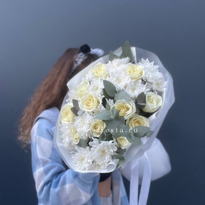  Букет белых роз с хризантемой  в Кемерово