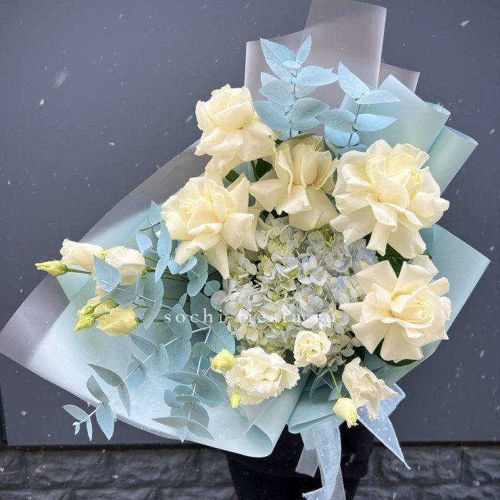 Букет с гортензией и белыми французскими розами в Кемерово