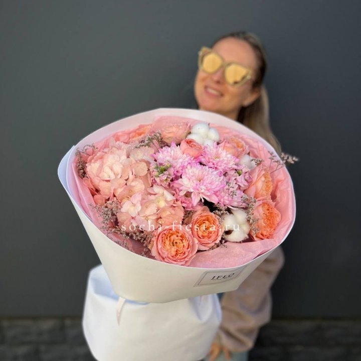 Букет гортензии и кустовых роз  в Кемерово