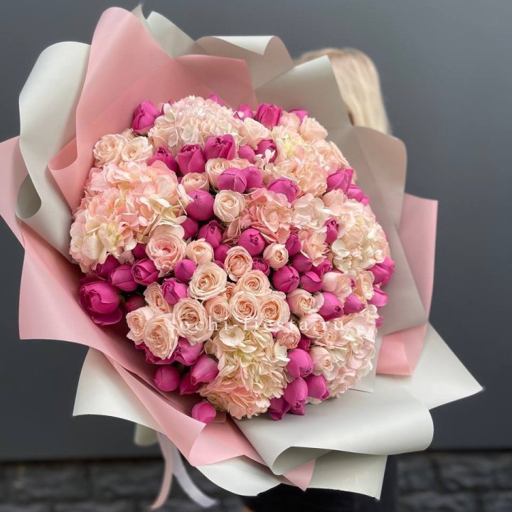 Букет кустовые розы и гортензия в Кемерово