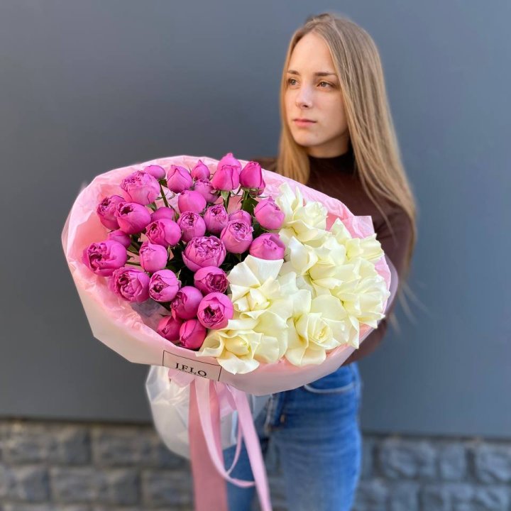 Дуо белых и кустовых роз в Кемерово