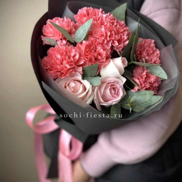 Букет из роз и диантусов "Пенелопа" в Кемерово
