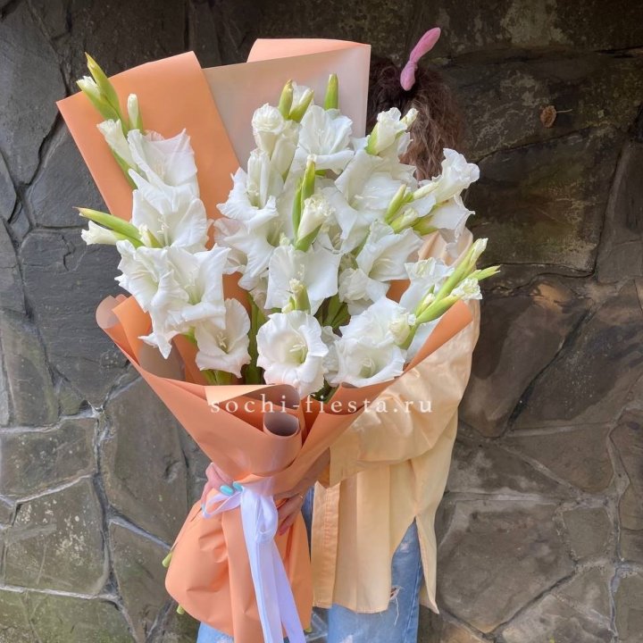 Букет белых гладиолусов  в Кемерово