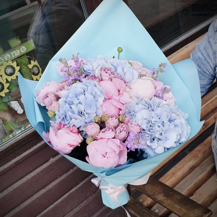 Букет с гортензиями "Блубери" в Кемерово