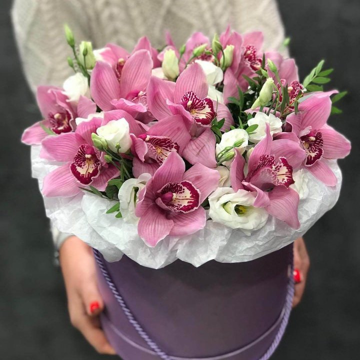 Орхидея и эустома в шляпной коробке в Кемерово