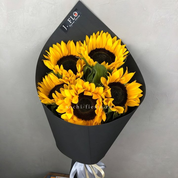 Букет из 5  подсолнухов в Кемерово