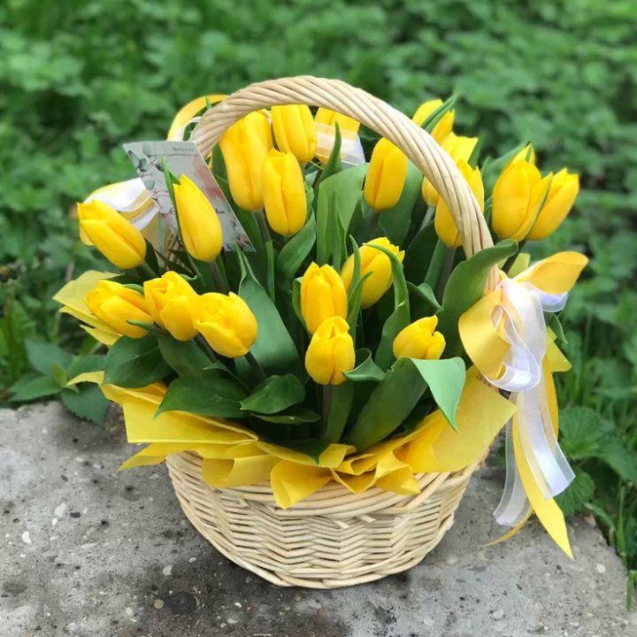25 желтых тюльпанов в корзине в Кемерово