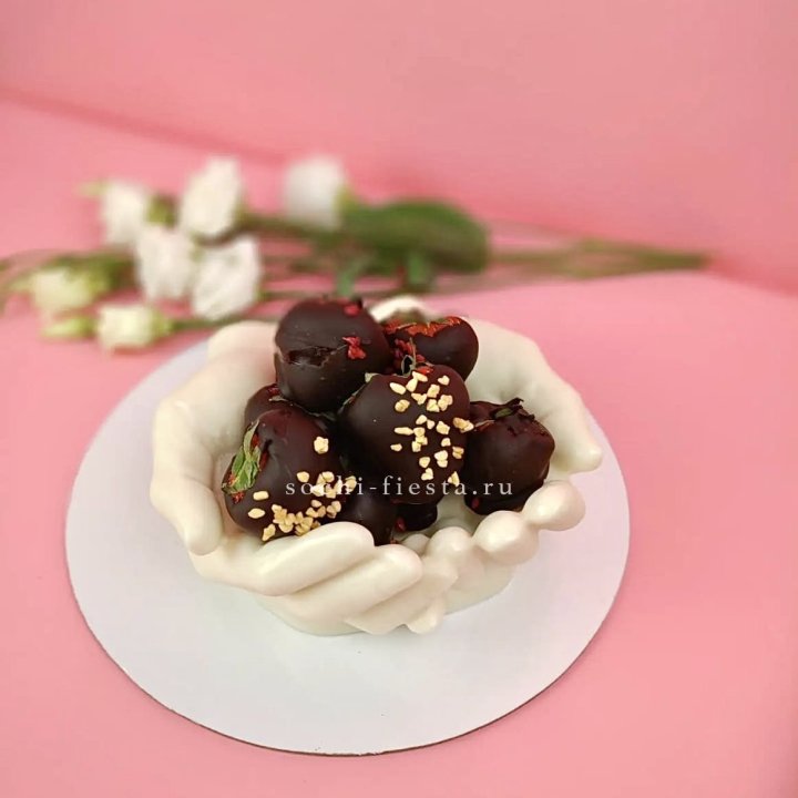 Клубника в шоколаде на шоколадных ладонях  в Кемерово