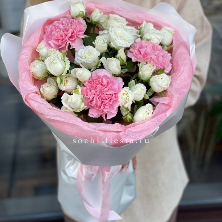 Букет розы с диантусами "Блэш" в Кемерово