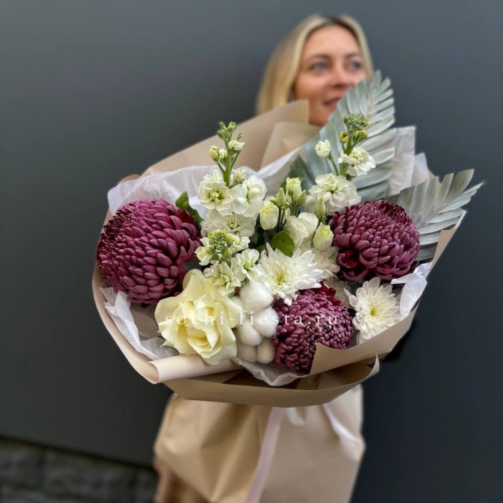 Хризантемы с маттиолой розами эустомой Чика в Кемерово