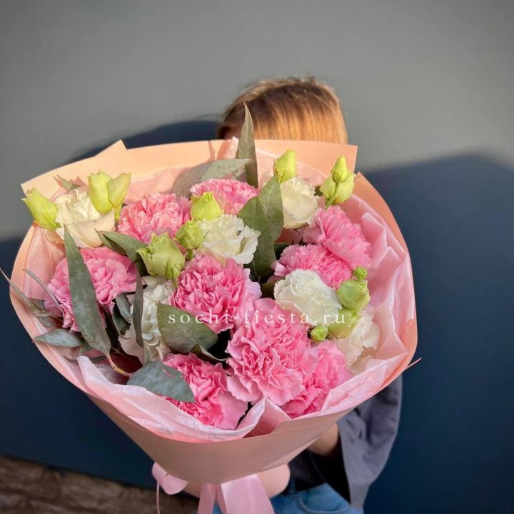 Букет гвоздик и  эустом "Сири" в Кемерово