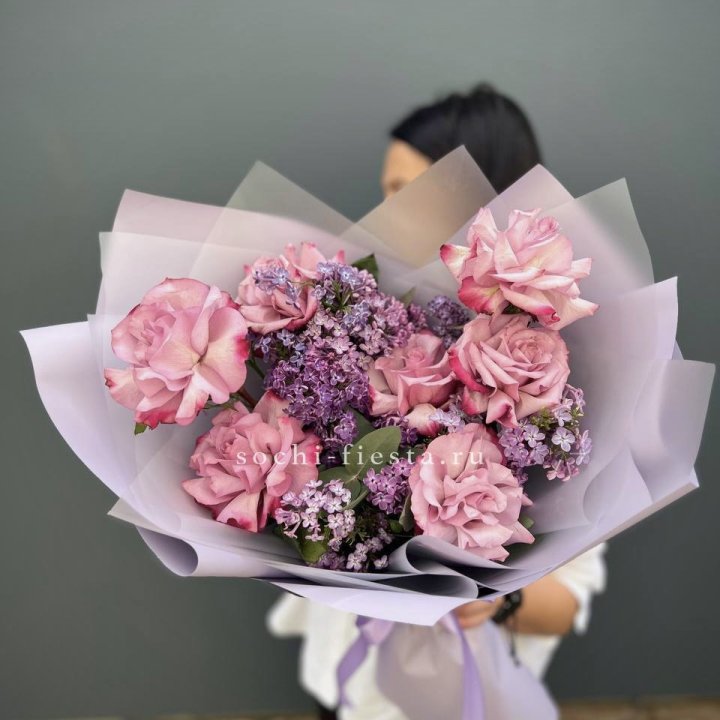 Букет из розовых роз и сирени в Кемерово