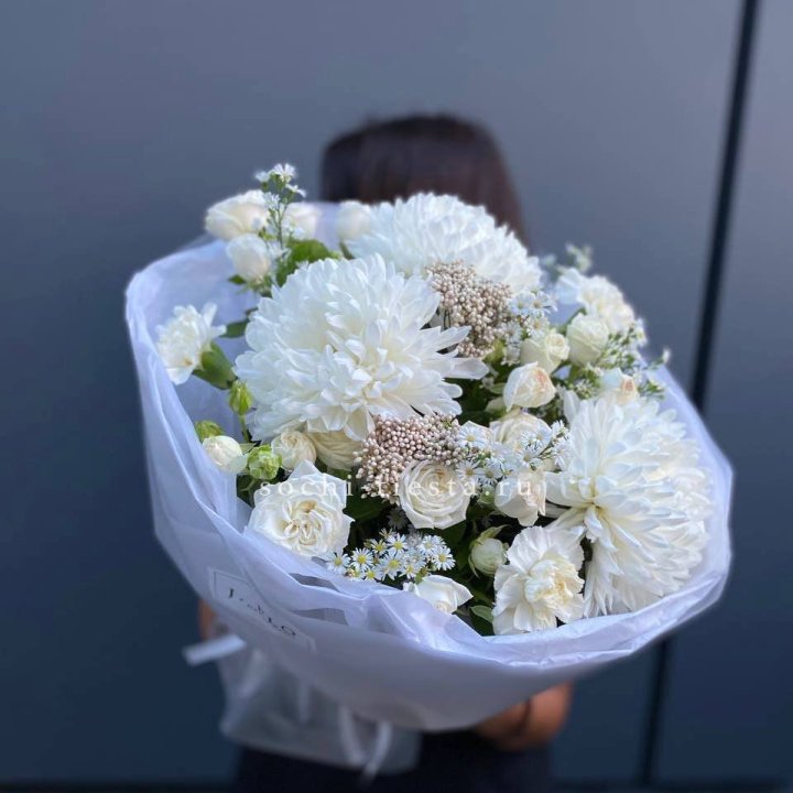 Букет хризантем и роз вайт шотс в Кемерово
