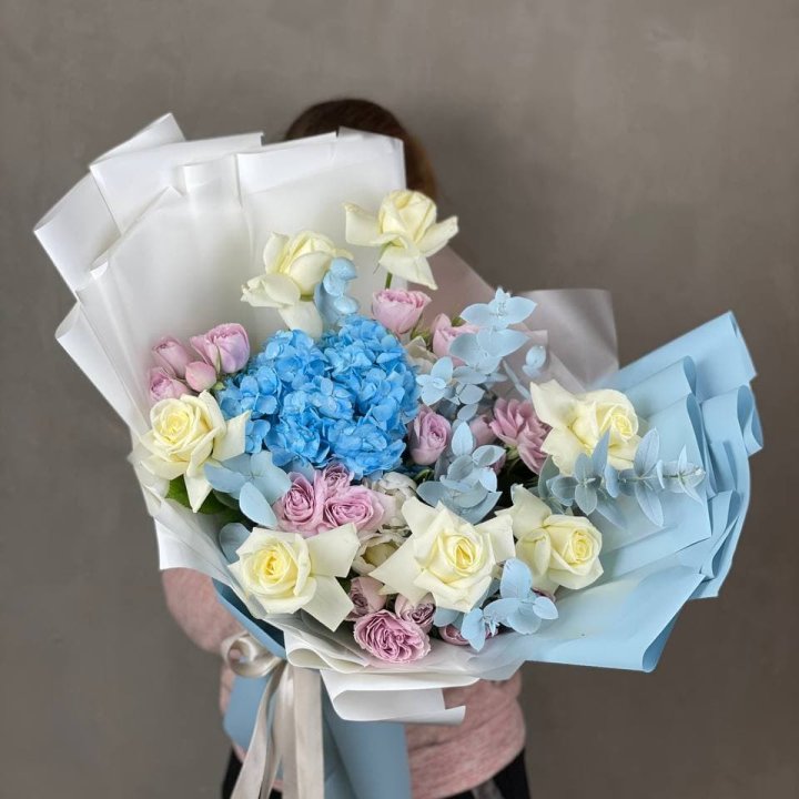 Дизайнерский букет "Блю скайфорт" в Кемерово
