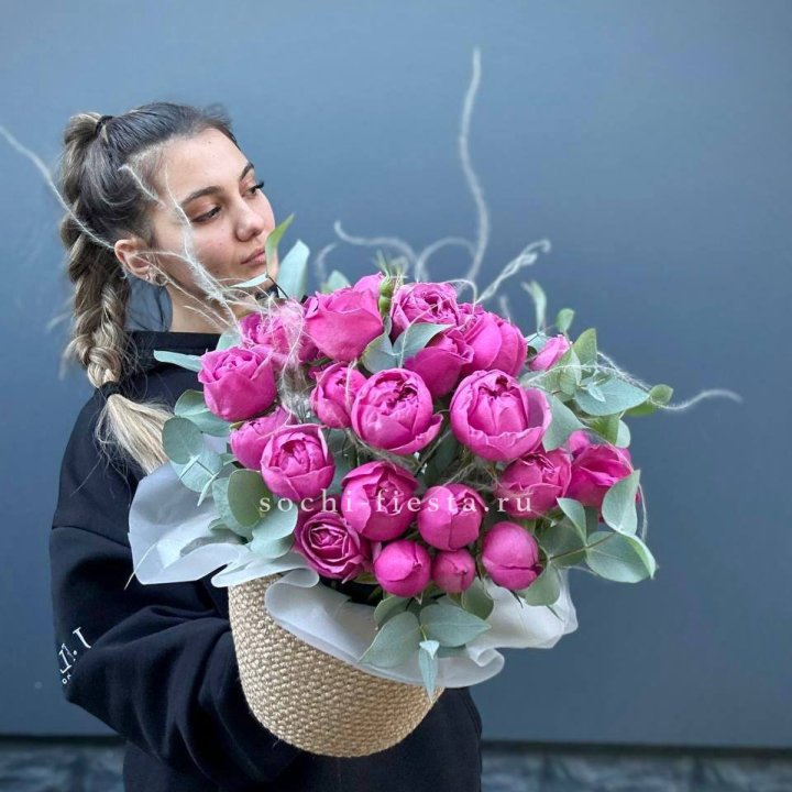 Пионовидные розы  в джутовом кашпо  в Кемерово