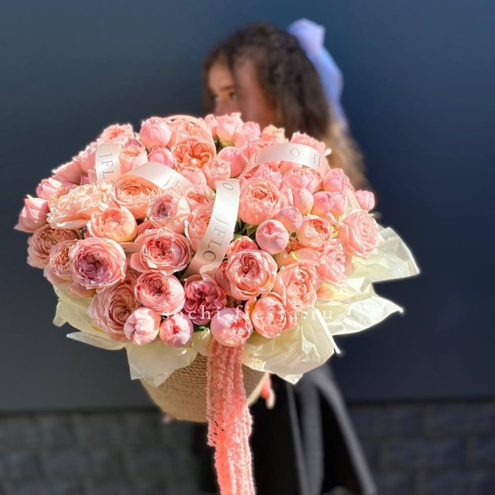 Кустовые розы Джульетта в джутовом кашпо в Кемерово