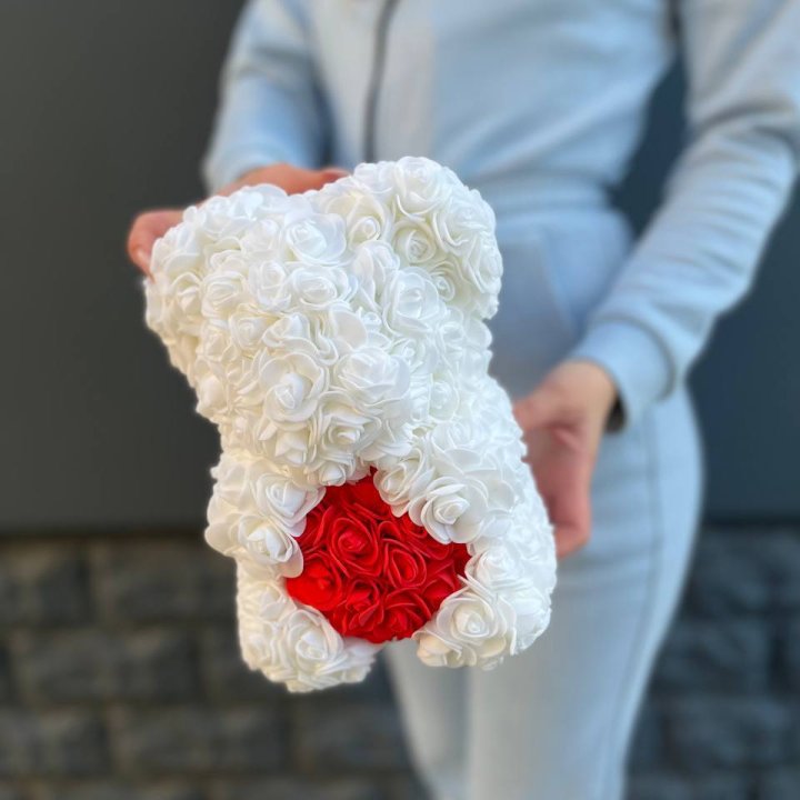 Медведь с красным седцем в Кемерово