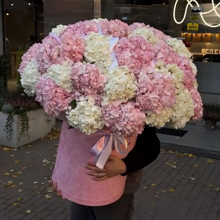 Дизайнерский цилиндр с гортензиями  в Кемерово