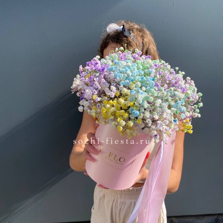 Радужные гипсофилы в шляпной коробке в Кемерово