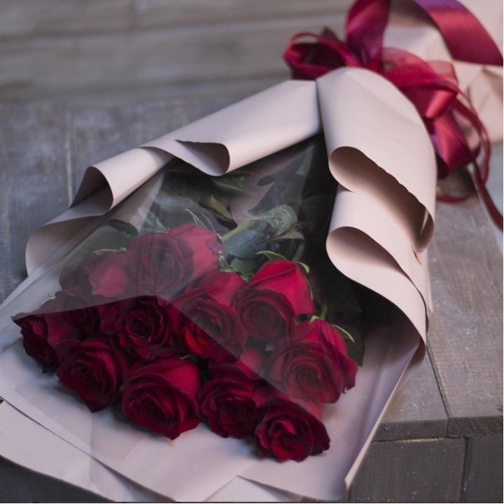11 голландских роз в оформлении в Кемерово