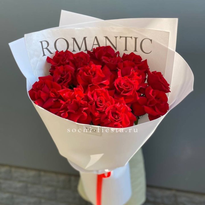 19 высоких роз в оформлении в Кемерово