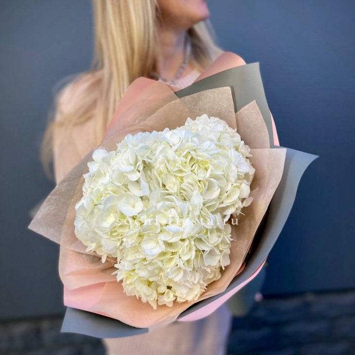 Букет из трёх белых гортензий в Кемерово